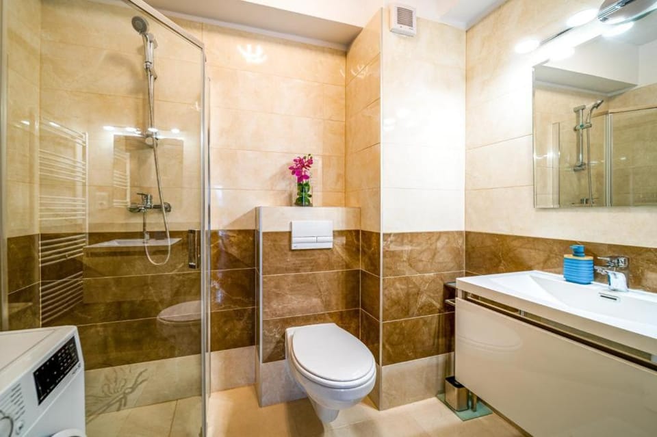 Shower, Toilet