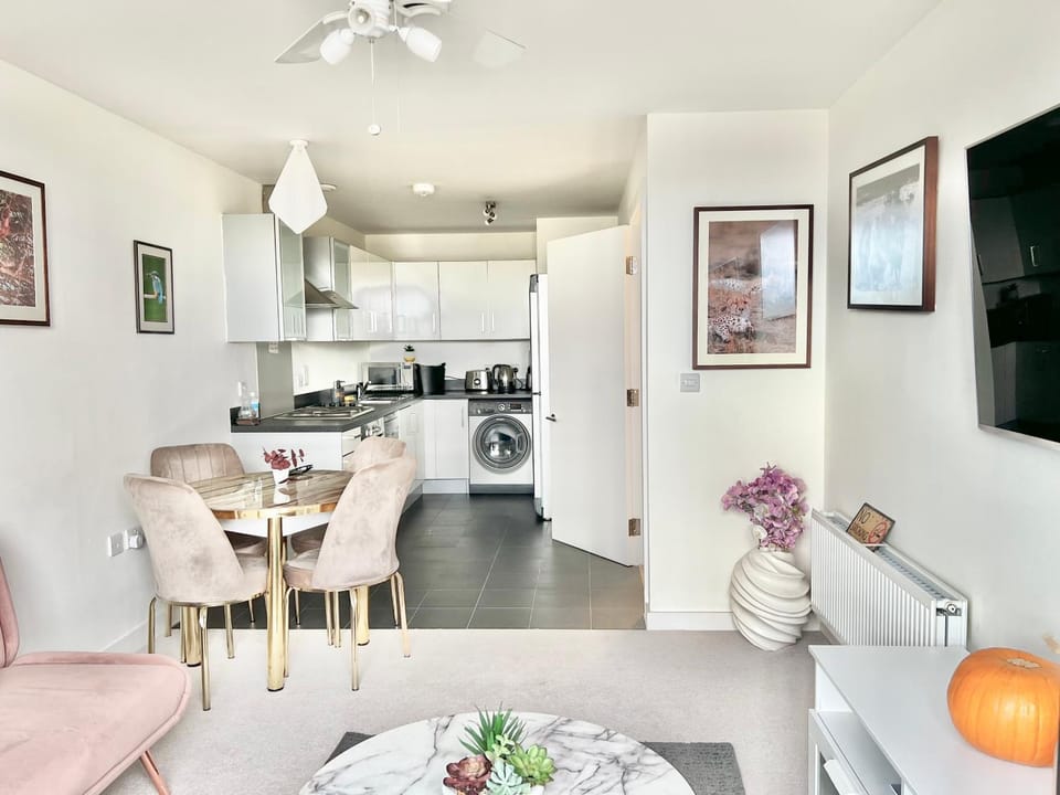 Communal lounge/ TV room, Kitchen or kitchenette, Living room, Seating area, Communal kitchen, dishwasher, washing machine, washing machine, washing machine, kitchen, kitchen