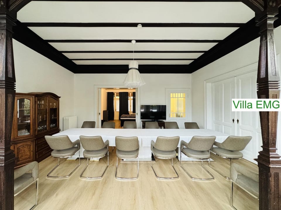 TV and multimedia, Living room, Banquet/Function facilities, Decorative detail, Seating area, Dining area