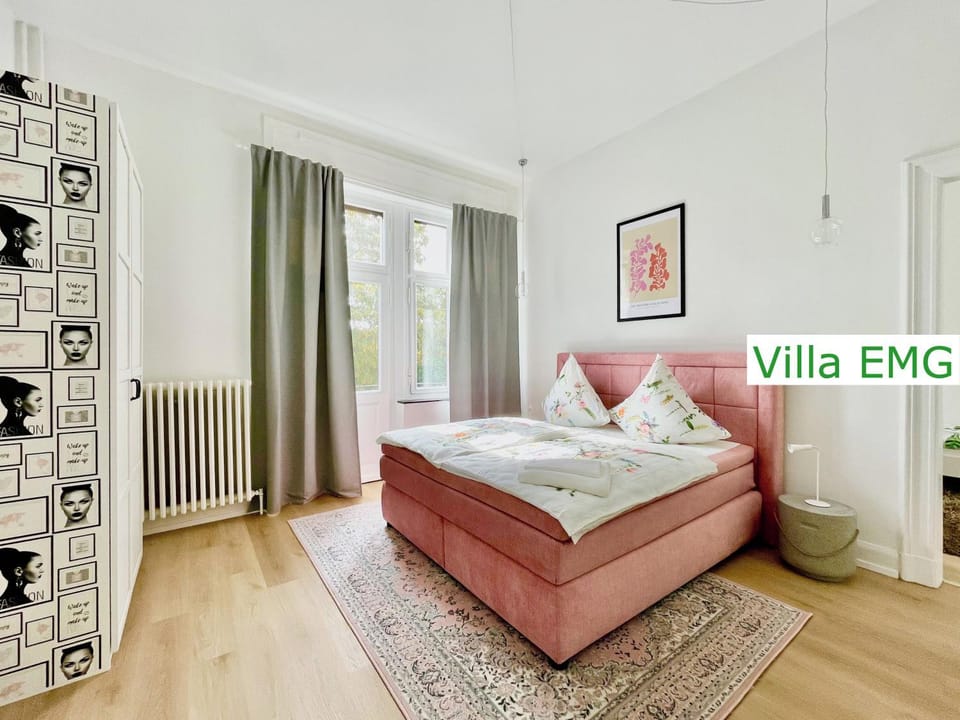 Bed, Photo of the whole room, Decorative detail, Bedroom, wardrobe