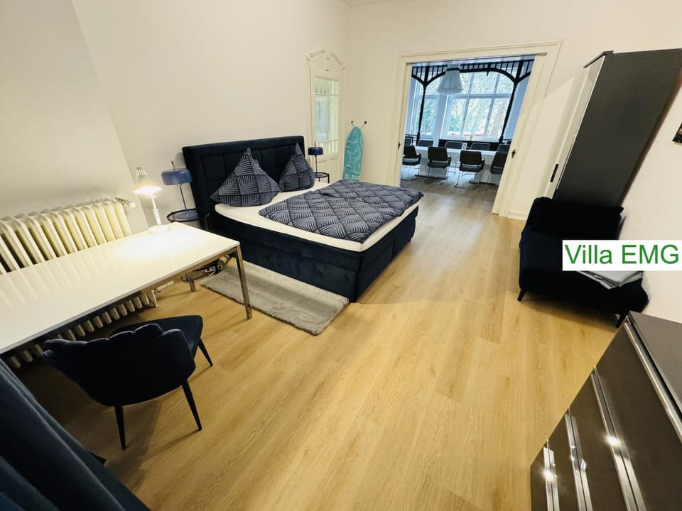 Bed, Photo of the whole room, Business facilities, Seating area, Bedroom, wardrobe