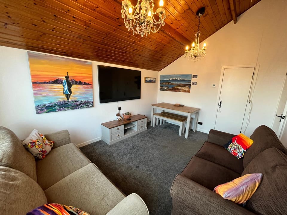 Communal lounge/ TV room, TV and multimedia, Living room, Seating area, Evening entertainment