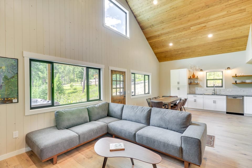 Modern Lakeside Cabin w/ Mountain Views & Hot Tub! Cabin in Flathead Lake