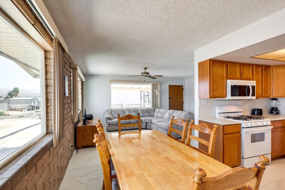 Riverfront Bullhead City Home w/ Mountain Views! Villa in Bullhead City
