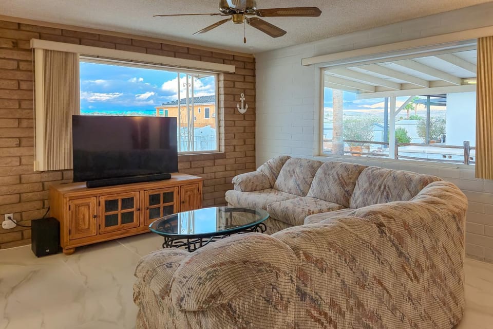 Riverfront Bullhead City Home w/ Mountain Views! Villa in Bullhead City