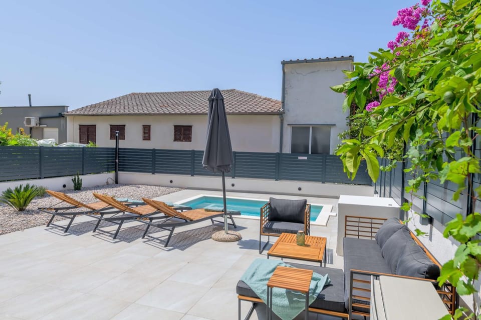 Pool view, Swimming pool, sunbed