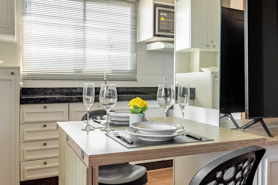Kitchen or kitchenette, Dining area, stove