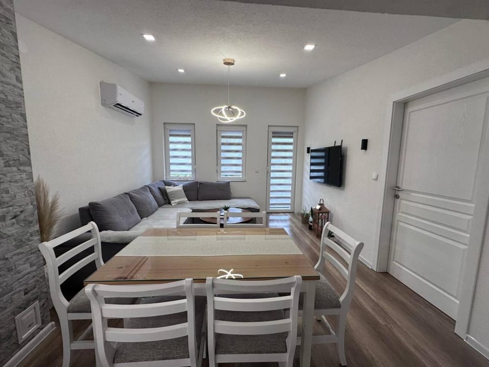 Living room, Seating area, Dining area, air conditioner