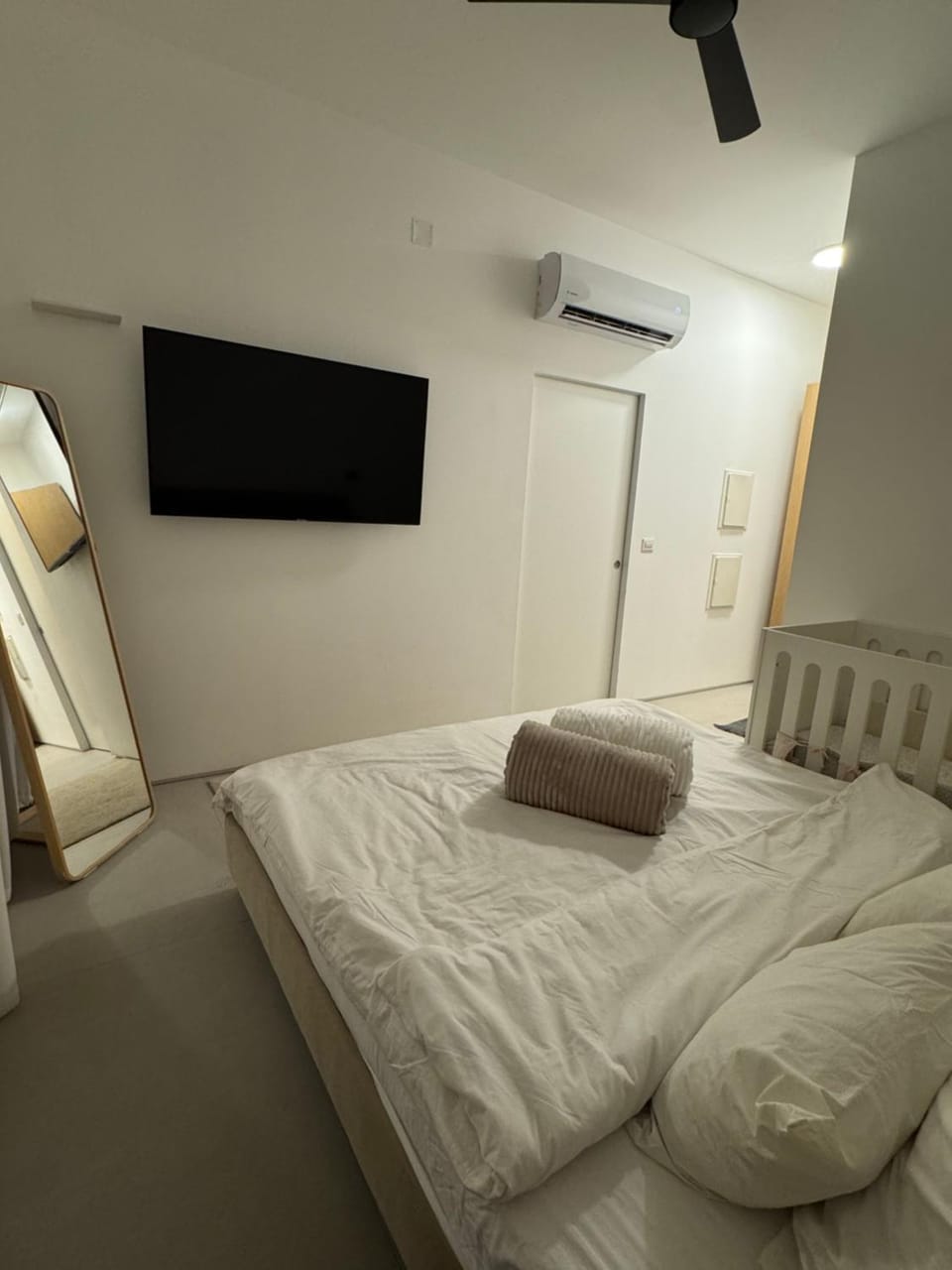 Bed, TV and multimedia, Bedroom, air conditioner