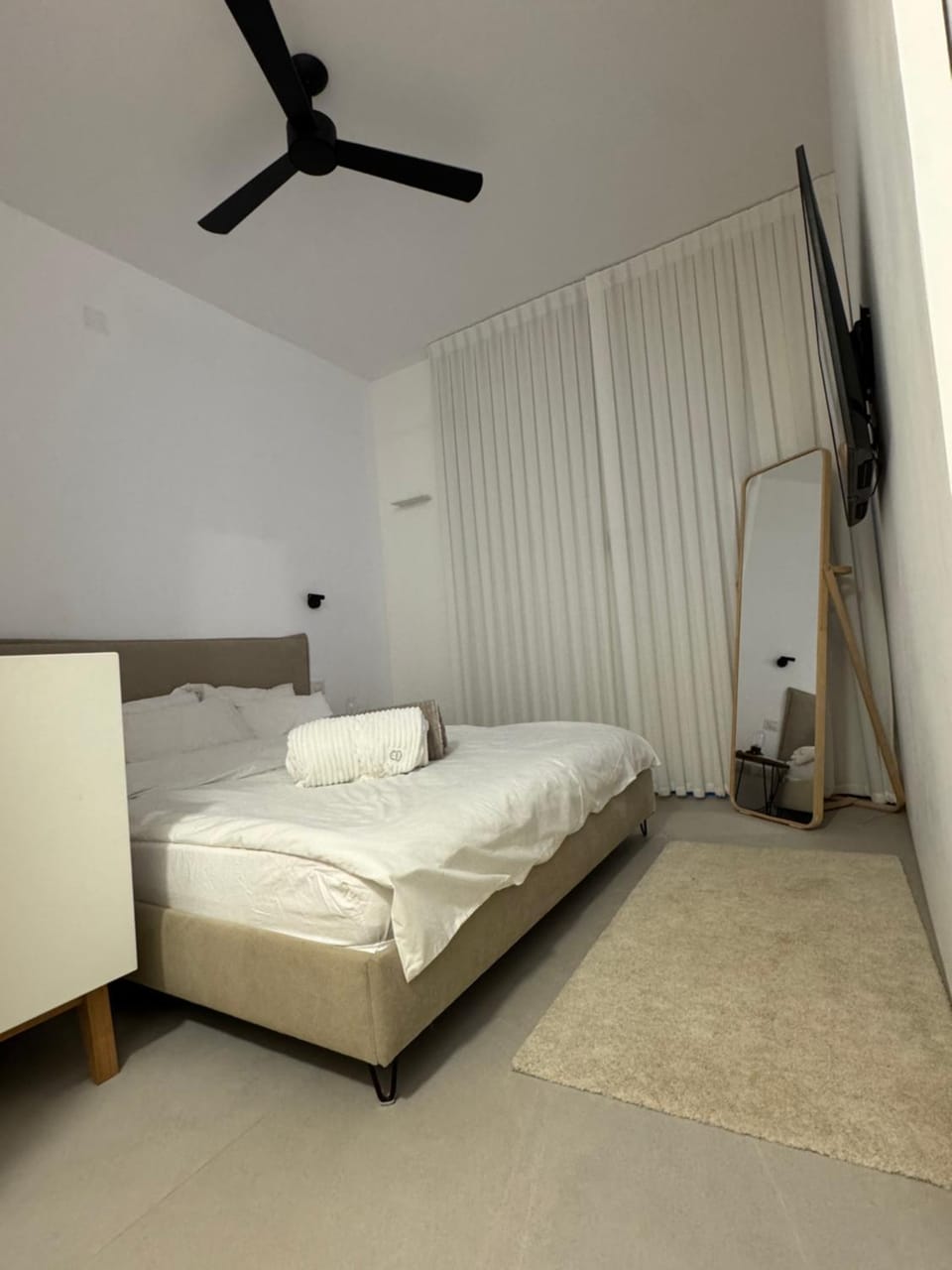 Bed, TV and multimedia, Bedroom