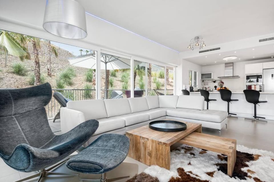Kitchen or kitchenette, Living room, Seating area, Dining area, air conditioner