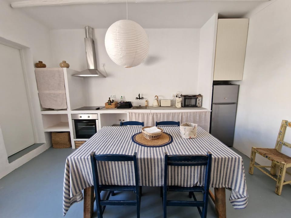 Kitchen or kitchenette, Dining area, minibar, pet friendly