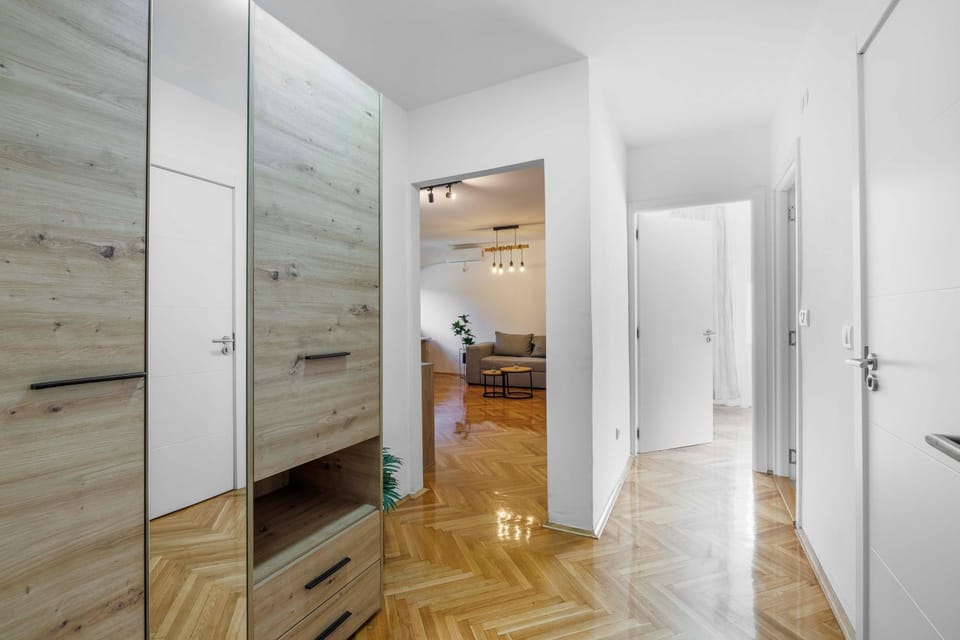 Bed, Photo of the whole room, Decorative detail, wardrobe