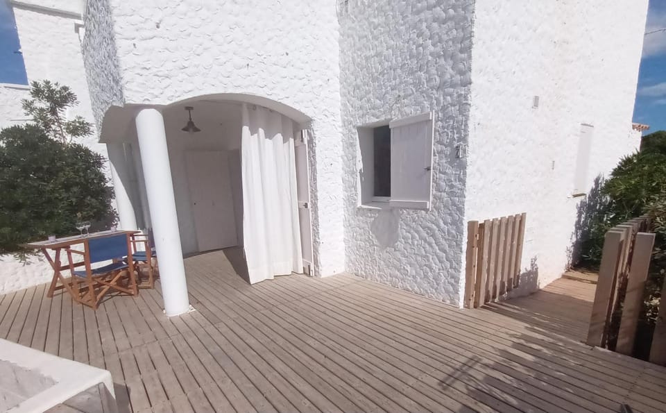 Facade/entrance, Day, Balcony/Terrace