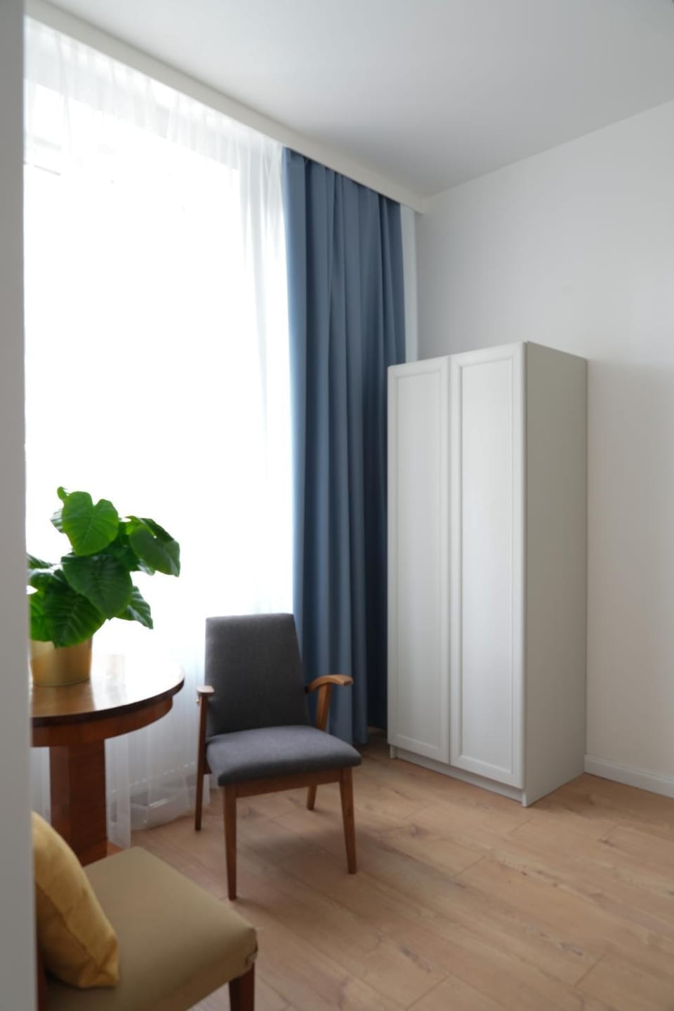 Seating area, Bedroom, wardrobe