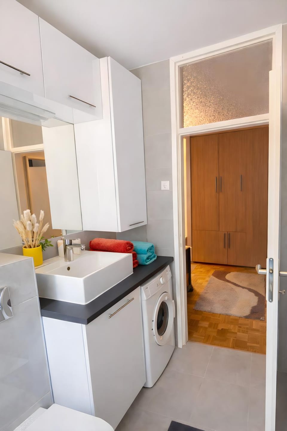 Bathroom, towels, washing machine