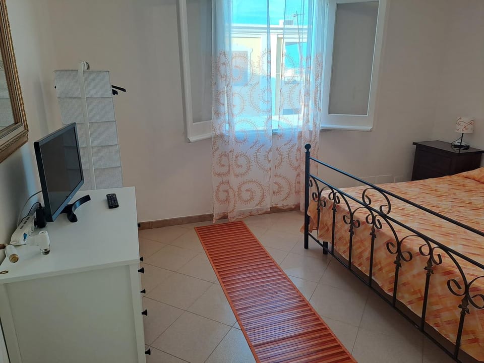 Bed, TV and multimedia, Photo of the whole room, Bedroom, hair dresser