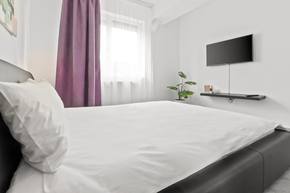 Bed, TV and multimedia, Photo of the whole room, Bedroom