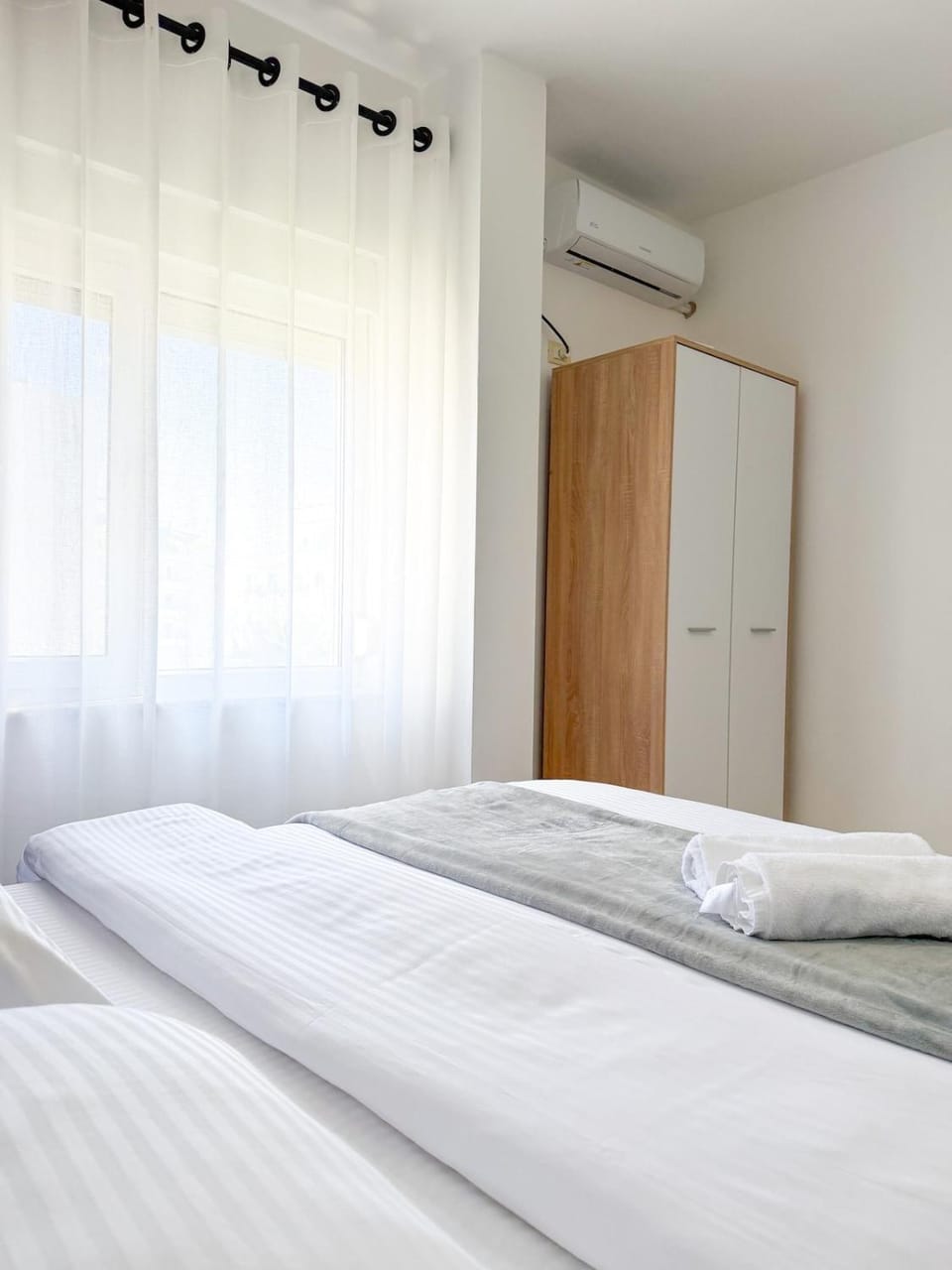 Bed, Bedroom, air conditioner