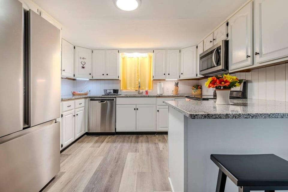 Kitchen or kitchenette, Dining area, dishwasher, oven, stove, toaster