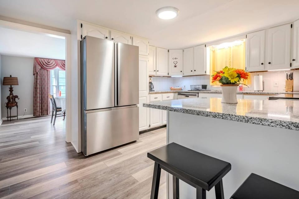 Kitchen or kitchenette, Dining area, dishwasher, oven, stove