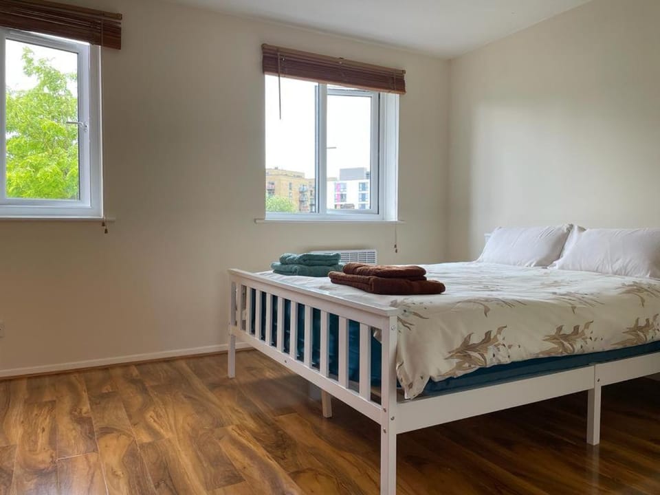 Bed, Photo of the whole room, Bedroom, towels