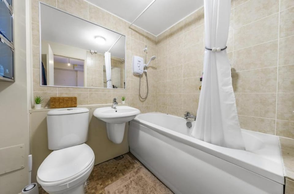 Shower, Toilet, Bathroom, Bath