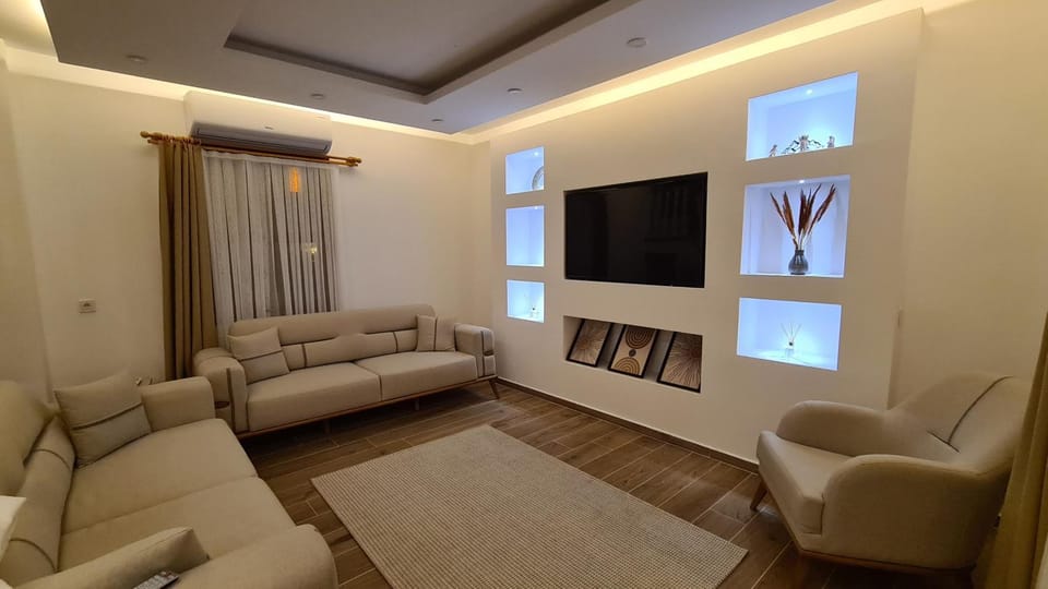 TV and multimedia, Living room, Seating area, Evening entertainment