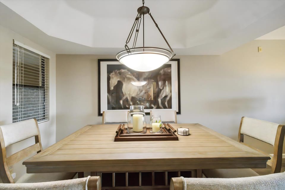 Seating area, Dining area