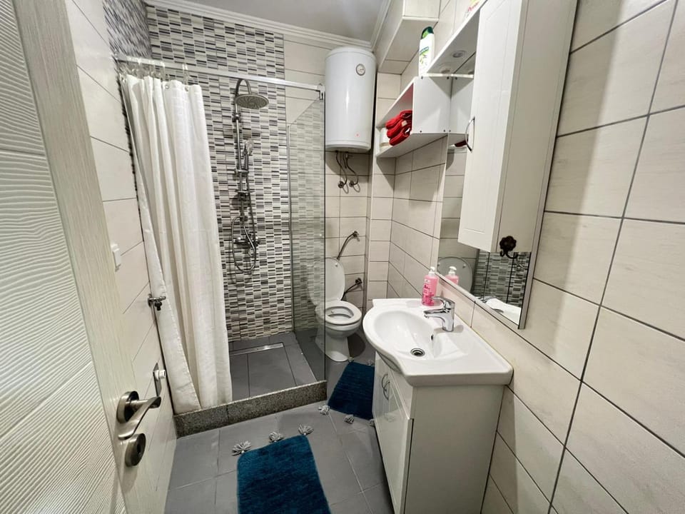 Shower, Toilet, Bathroom, towels