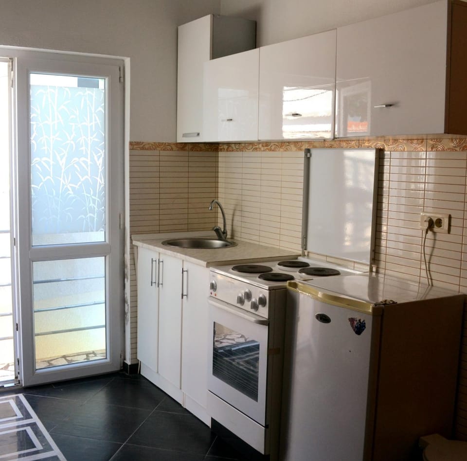 Kitchen or kitchenette, pet friendly, stove