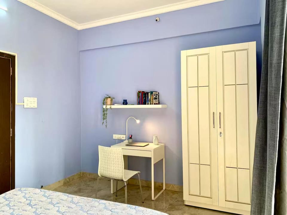 Bed, Photo of the whole room, Seating area, Bedroom, wardrobe