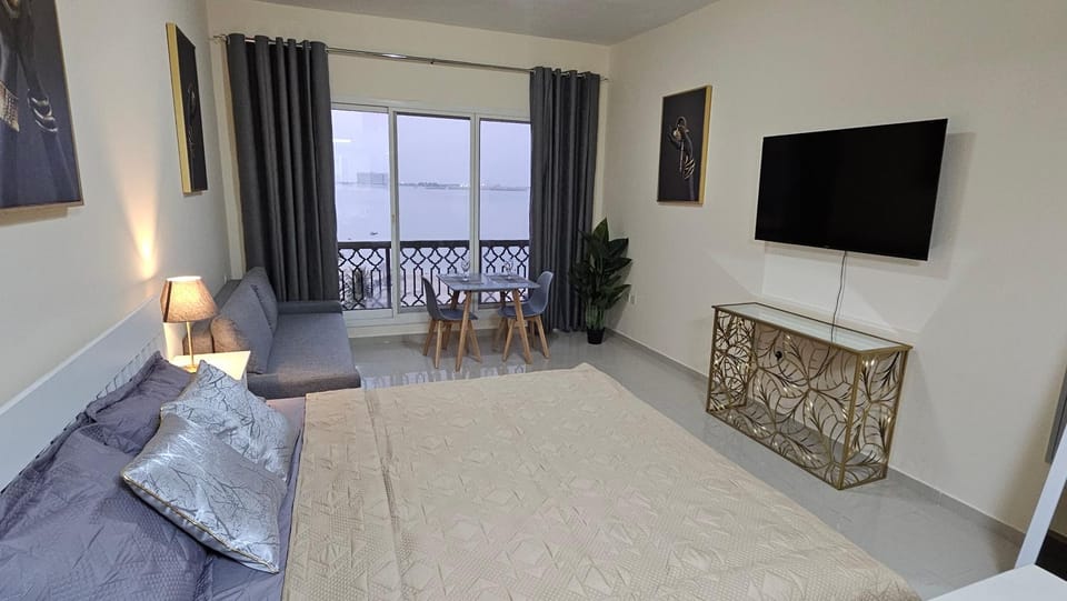 Communal lounge/ TV room, Bed, TV and multimedia, Living room, Photo of the whole room, Seating area, Evening entertainment, Bedroom, hair dresser