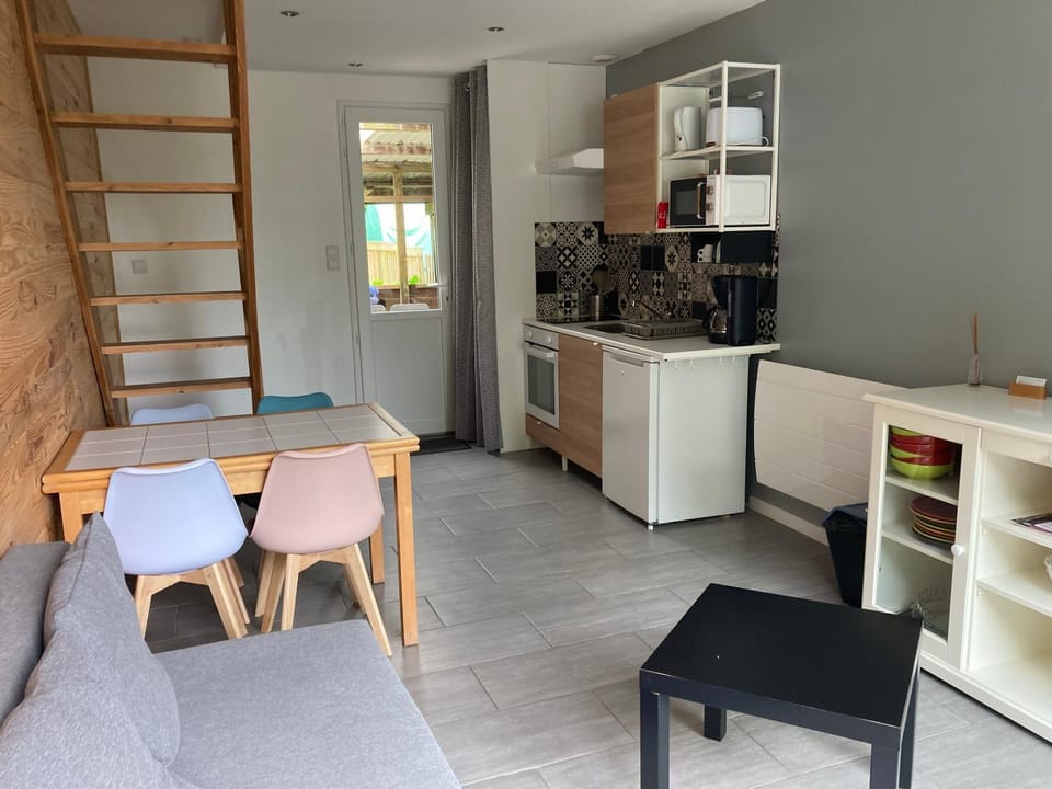 Kitchen or kitchenette, Seating area, Dining area, oven, stove