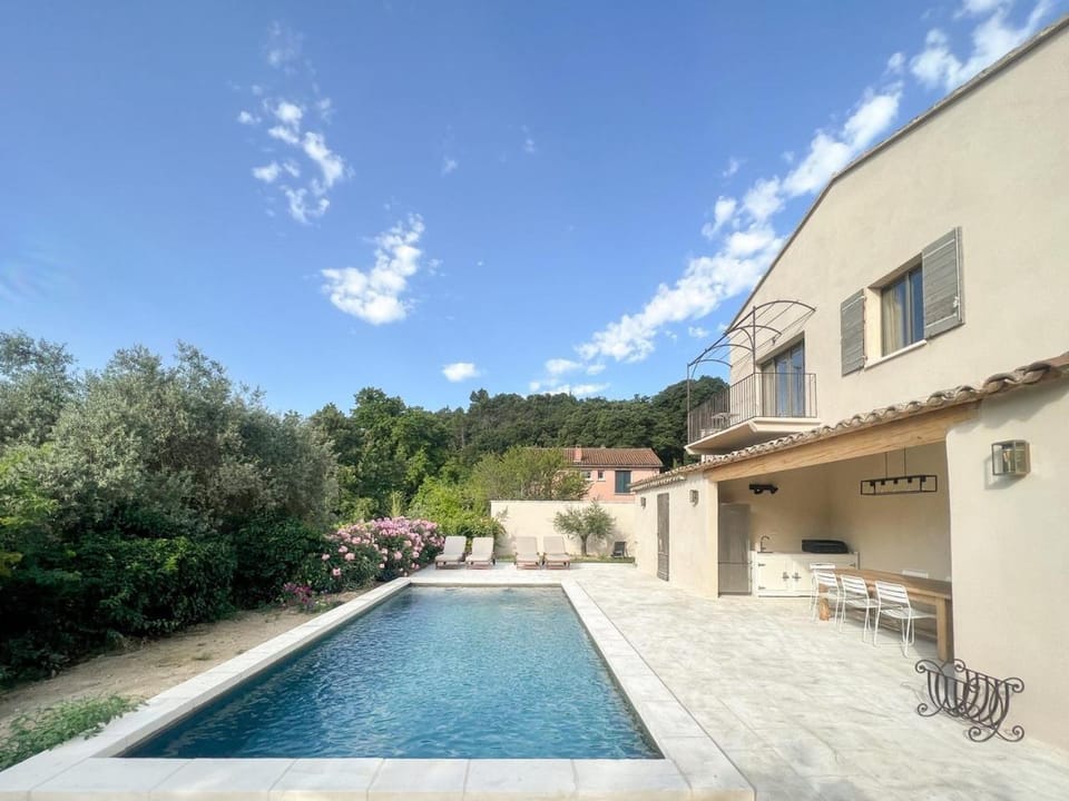 Property building, Patio, Natural landscape, Garden, Balcony/Terrace, Swimming pool, sunbed