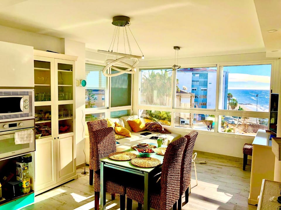 Natural landscape, TV and multimedia, Living room, Seating area, Dining area