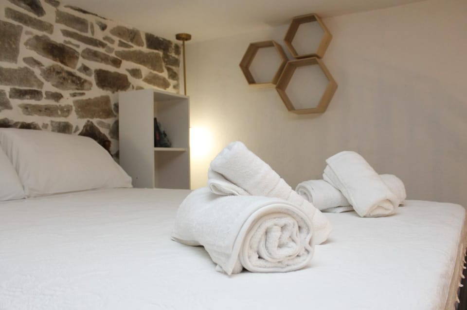 Bed, Photo of the whole room, Bedroom, towels