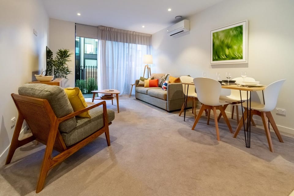 TV and multimedia, Living room, Seating area, Dining area, air conditioner