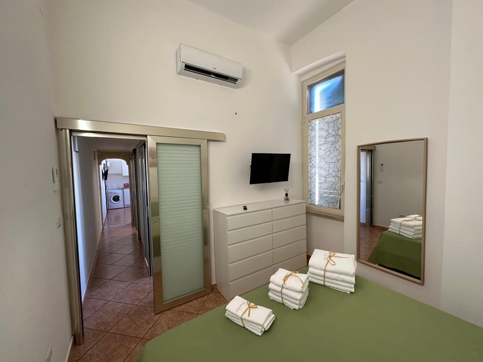 Bed, TV and multimedia, Photo of the whole room, Bedroom, towels, air conditioner