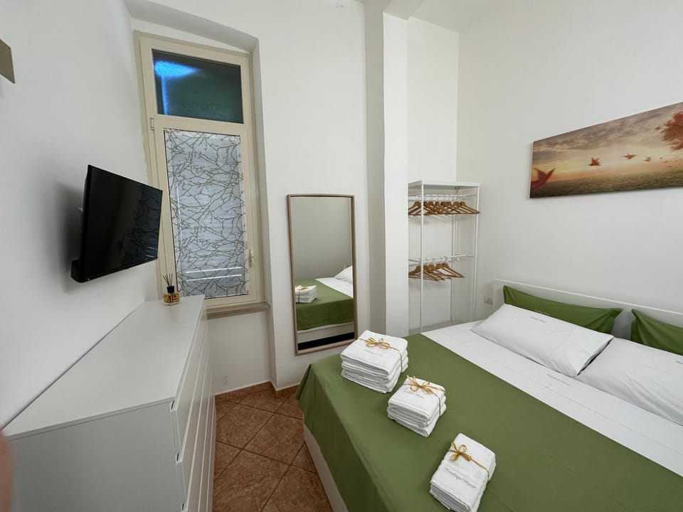 Bed, TV and multimedia, Photo of the whole room, Bedroom, towels