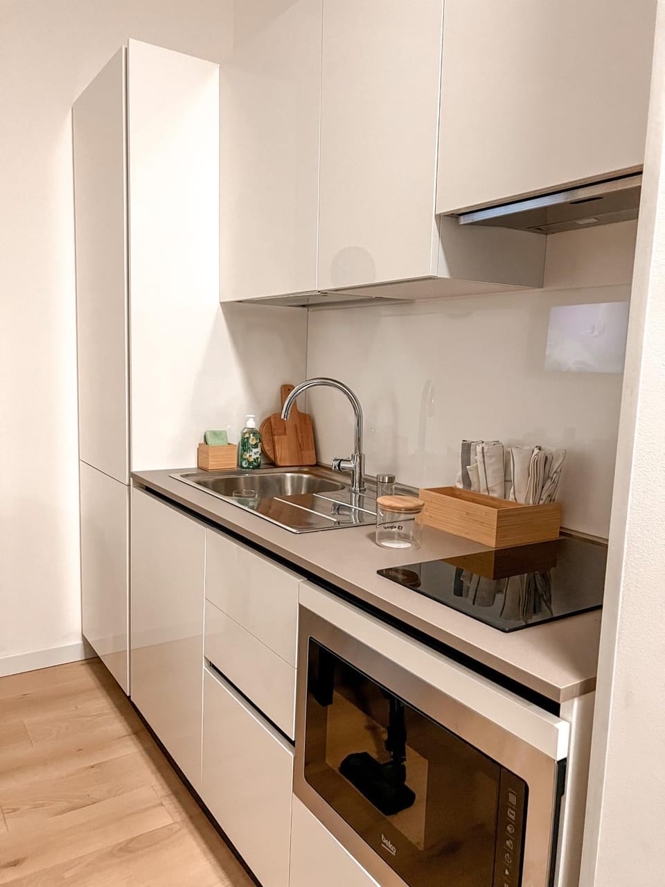 Kitchen or kitchenette, minibar
