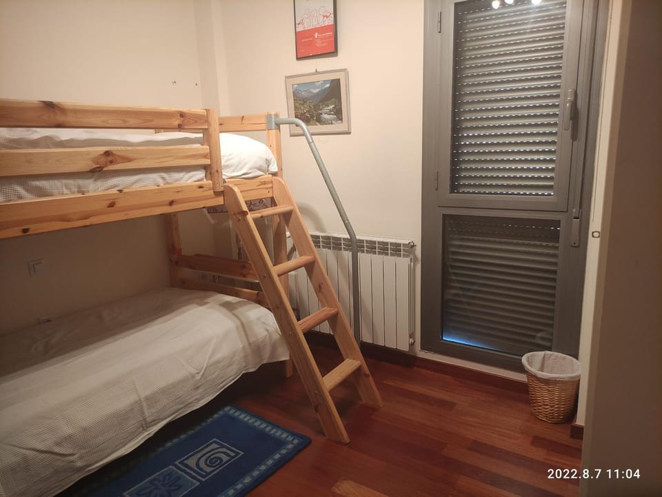 Bedroom, bunk bed