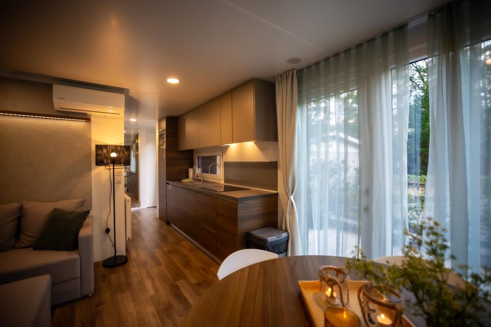 Kitchen or kitchenette, Living room, Seating area, Dining area, minibar