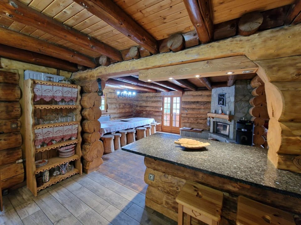 Kitchen or kitchenette, Dining area, minibar