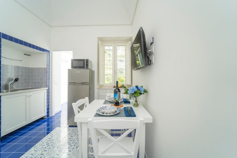 Kitchen or kitchenette, Dining area, minibar