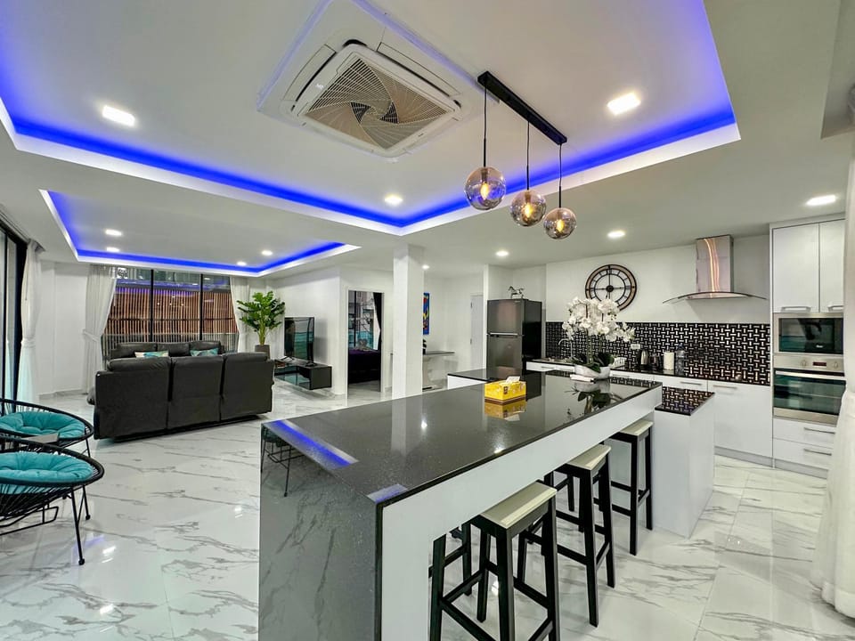 Dining area, kitchen