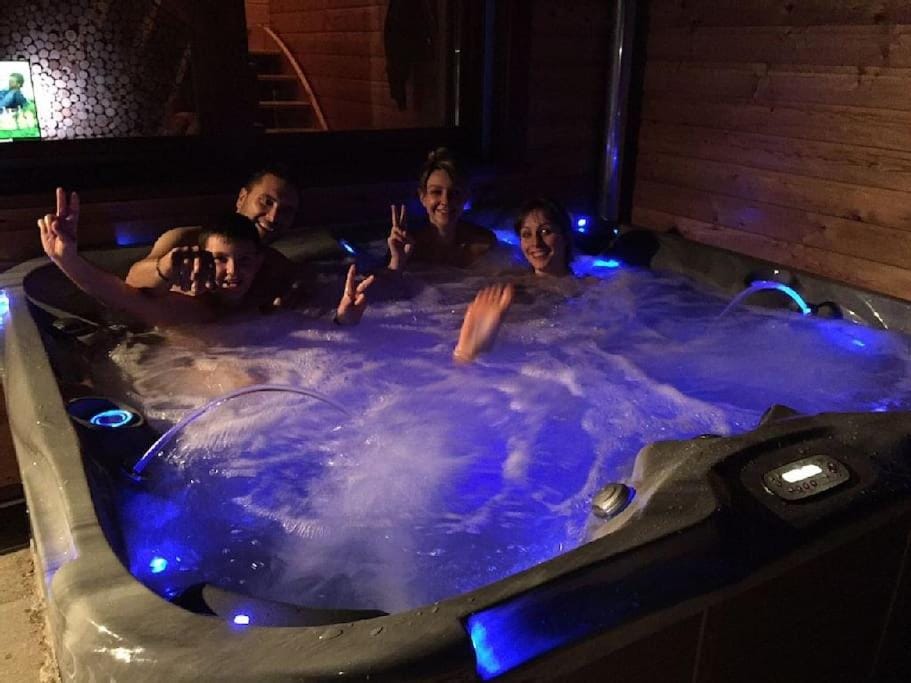 Night, People, Natural landscape, Hot Tub, Hot Tub, Sauna, Sauna, Living room, Spa and wellness centre/facilities, Spa and wellness centre/facilities, Spa and wellness centre/facilities, Dining area, Meals, Seasons, Location, group of guests, Parking