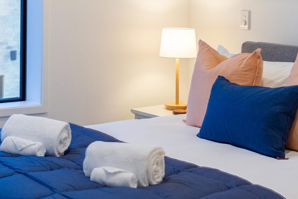 Bed, Bedroom, towels