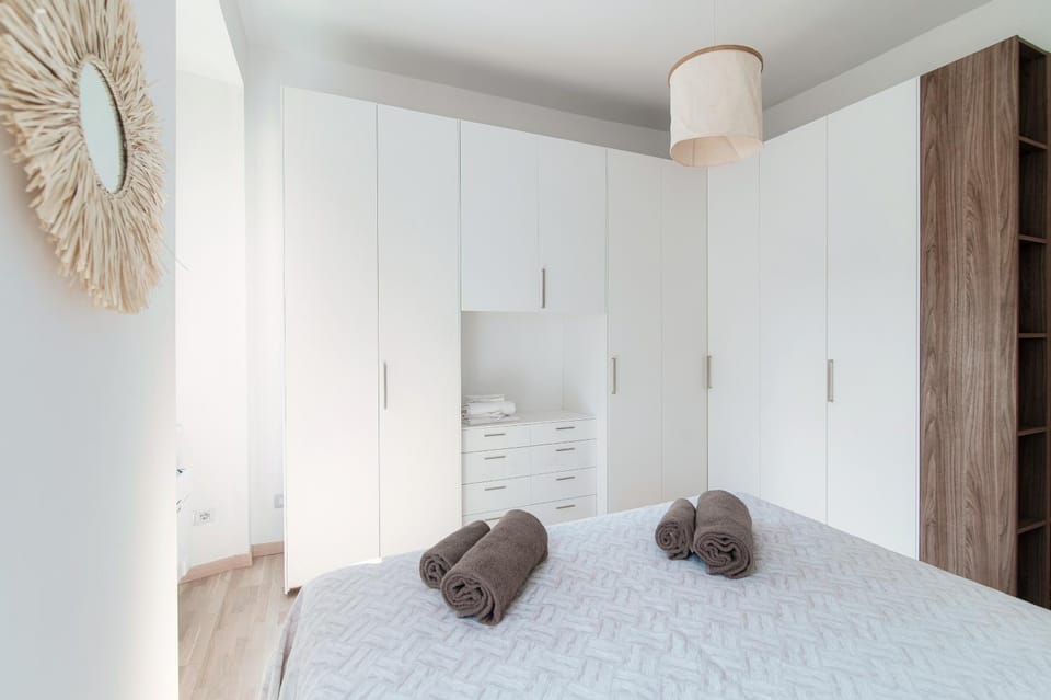 Bed, Bedroom, towels
