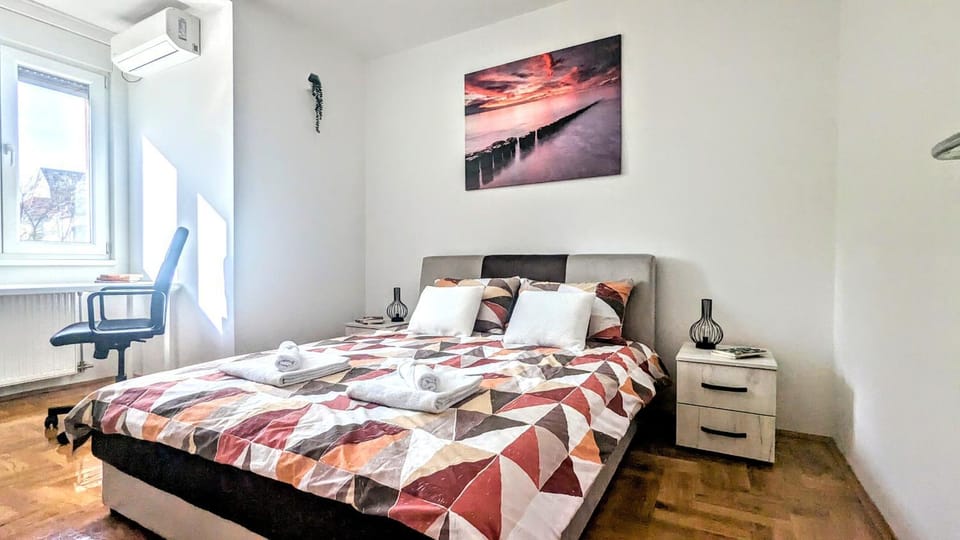 Bed, Photo of the whole room, Bedroom, air conditioner